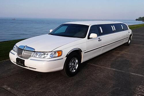 lincoln town car limousine service exterior